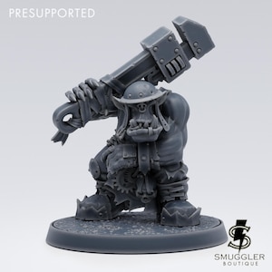 Peut inclure: Miniature grise pré-supportée d'une créature orque tenant une grande clé à molette. La figurine est détaillée avec une armure, des bottes et un casque. La base est ronde, et le texte "PRESUPPORTED" est en haut.
