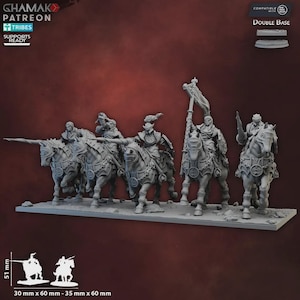 Può includere: Un modello in miniatura grigio di un'unità di cavalleria su una base rettangolare. L'unità è composta da sei figure montate, ciascuna su un cavallo. Le figure sono in armatura e portano armi e un'insegna. La base misura 30 mm x 60 mm - 35 mm x 60 mm ed è alta 51 mm.