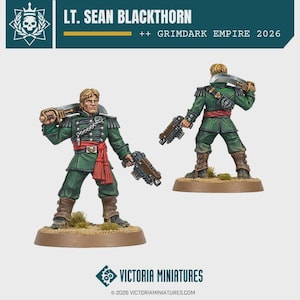 Puede incluir: Dos vistas de una figura en miniatura titulada LT. SEAN BLACKTHORN GRIMDARK EMPIRE 2026. La figura viste un abrigo militar verde con charreteras, una faja roja y botas marrones. Sostiene una espada curva sobre el hombro y una pistola.