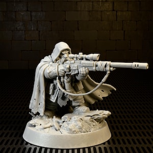 Könnte beinhalten: Unbemalte Miniatur eines Zwerg-Scharfschützen, der kniet und mit einem Gewehr mit Zielfernrohr zielt. Der Zwerg trägt einen Kapuzenmantel und steht auf einem felsigen Sockel. Die Miniatur besteht aus hellgrauem Material.
