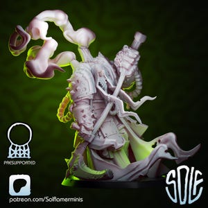 Puede incluir: Miniatura detallada impresa en 3D de un personaje de fantasía, con armadura ornamentada, una capa fluida y un arma. La figura es predominantemente gris claro con sutiles reflejos verdes, y un elemento etéreo arremolinado emana de la espalda. La base es oscura.