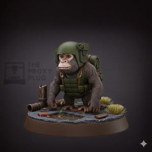Könnte beinhalten: Detaillierte Figur eines Schimpansen in Militäruniform, einschließlich Helm, Weste und Rucksack. Der Schimpanse posiert auf einer Basis mit einer Pfütze und Trümmern. Das Logo The Proxy Plug ist sichtbar.