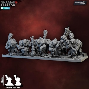 Peut inclure: Un groupe de figurines fantastiques grises, peut-être pour les jeux de société, représentant des créatures humanoïdes ressemblant à des ours. Chaque figurine est armée d'armes ou d'instruments de musique. La base mesure 50 mm x 50 mm, et les figurines mesurent 52 mm de haut. Le texte "GHAMAK PATREON TRIBES" est inclus.