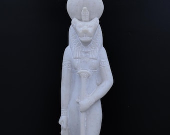 エジプトで作られた、セクメト女神の立つユニークな像。力強い