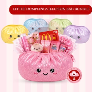 Puede incluir: Una bolsa rosa brillante con forma de dumpling con una cara sonriente, que contiene golosinas y una tarjeta de regalo. La bolsa está rodeada de coloridas bolsas con forma de dumpling. El texto "LITTLE DUMPLINGS ILLUSION BAG BUNDLE" está en la parte superior.