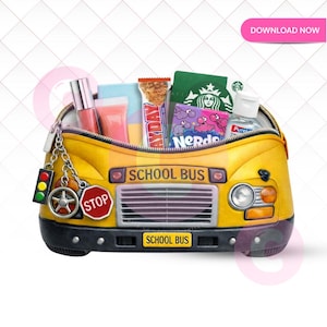 Könnte beinhalten: Eine gelbe Kosmetiktasche in Form eines Schulbusses, gefüllt mit verschiedenen Gegenständen. Die Tasche hat einen Stoppschild-Anhänger und die Aufschrift "SCHOOL BUS". Der Inhalt umfasst Lipgloss, Snacks, eine Starbucks-Geschenkkarte und Händedesinfektionsmittel.