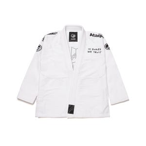 Puede incluir: Una chaqueta de gi para artes marciales de color blanco con bordados y parches negros. El pecho muestra el texto "IN GUARD WE TRUST" en negro. Incluye la marca "Ataque" y "ROLLX" en los hombros y un logotipo circular en la manga.