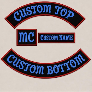 Peut inclure: Ensemble d'écusson de club de motards personnalisés. Les écussons sont noirs avec une bordure rouge et des lettres bleues. Les écussons supérieurs et inférieurs sont arqués, et les écussons centraux sont rectangulaires. Le texte comprend "CUSTOM TOP", "MC", "CUSTOM NAME" et "CUSTOM BOTTOM".