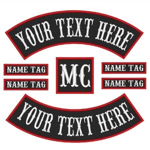 Könnte beinhalten: Set aus gestickten Patches mit schwarzen Hintergründen und roten Rändern. Die Patches umfassen zwei bogenförmige Patches mit "YOUR TEXT HERE" in Weiß, sechs "NAME TAG" Patches und ein quadratisches Patch mit "MC" in Weiß.