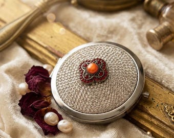 Vintage Rhinestone Compact | Old Hollywood Glamour | Pavé Crystal Vanity Accessory