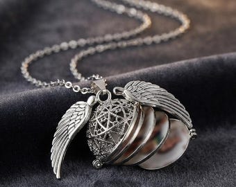Colar com Medalhão Expansível para Fotos • Asas de Anjo, Joia Esférica para Guardar Lembranças