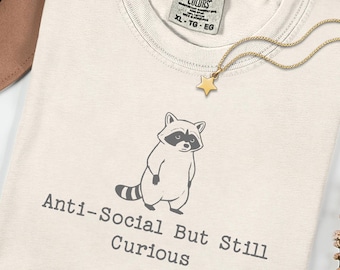 Maglietta antisociale ma comunque curiosa per introversi, regalo di umorismo tranquillo per lui o per lei, maglietta con estetica burnout e procione, Comfort Colors®