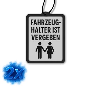 Könnte beinhalten: Ein rechteckiger hängender Lufterfrischer mit schwarzem Rand und hellgrauem Hintergrund. Der Text FAHRZEUG-HALTER IST VERGEBEN ist in Schwarz aufgedruckt, begleitet von einem schwarzen Symbol zweier Figuren, die Händchen halten. Eine blaue 2X-Grafik ist sichtbar.