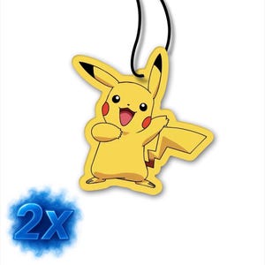Könnte beinhalten: Ein gelber Pikachu-Lufterfrischer mit schwarz gespitzten Ohren und roten Wangen, ausgestattet mit einer schwarzen Aufhängeschnur. Das Design zeigt die Figur lächelnd mit erhobenem Arm. Eine blaue Grafik mit dem Text 2X ist in der Ecke zu sehen.