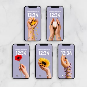 Könnte beinhalten: Fünf Smartphones mit floralen Sperrbildschirmen. Jeder Bildschirm zeigt eine Hand, die eine andere Blume hält: eine gelbe Blume, eine weiße Tulpe, eine rote Mohnblume, eine Sonnenblume und ein lila Blumenarrangement. Die Uhrzeit ist 12:34 Uhr, Dienstag, 10. Februar.