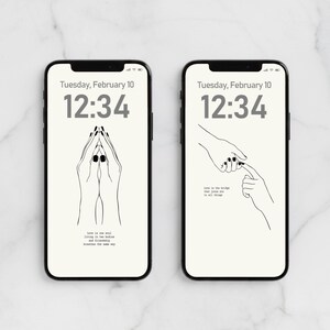 以下が含まれることがあります： ミニマリストの白黒の壁紙を表示する2つの黒いスマートフォン。1つは手を組んだ様子、もう1つは2つの手が触れ合っている様子です。どちらの画面にも日付と時刻が表示され、下部にテキストが表示されています。