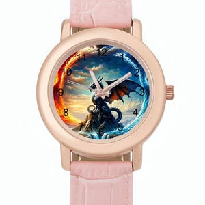 Könnte beinhalten: Eine roségoldene Armbanduhr mit einem Fantasy-Drachendesign auf dem Zifferblatt. Das Zifferblatt zeigt einen Drachen auf einem Berg, umgeben von Feuer und Eis. Die Uhr hat ein rosa Lederarmband.