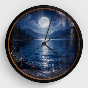 Op de afbeelding: Handgemaakt houten bord met de tekst "Welcome to our home" in een handgeschreven stijl. Het wit geschilderde bord heeft zwarte letters en een verweerde afwerking, geschikt voor woondecoratie.