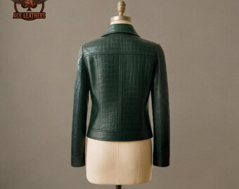 ダークグリーンのクロコ型押し本革ジャケット｜フロントポケット付き