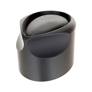 Op de afbeelding: Een matzwarte cilindrische bedieningsknop met een glad, licht verzonken bovenoppervlak en een gebogen, ergonomische inkeping aan de zijkant. De knop heeft een solide, uniforme donkere afwerking met een strak, afgerond profiel en een platte voet.