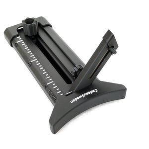 Könnte beinhalten: Ein schwarzes, verstellbares Werkzeug mit Lineal und klappbarem Ständer. Das Werkzeug hat einen gebogenen Sockel und eine zylindrische Komponente mit einem Knopf. Der Text "Cadeausweden" ist auf dem Sockel aufgedruckt.