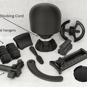 Peut inclure: Un ensemble de blocage de chapeau noir comprenant une forme de tête en dôme, un cordon de blocage de 1M, 10 cintres, un coupe-lanière en cuir, un outil de mesure et un patin en caoutchouc circulaire en plastique noir mat.