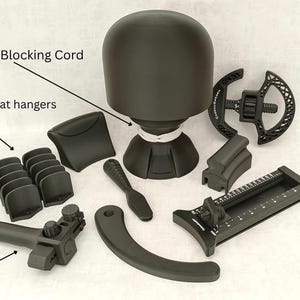 Peut inclure: Un ensemble de blocage de chapeau noir comprenant un bloc en forme de dôme, un cordon de blocage de 1M, dix cintres à chapeau, un coupe-lanière en cuir, un outil incurvé, une petite poignée, un outil de mesure rectangulaire et un composant circulaire.