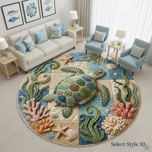 Può includere: Un tappeto rotondo a tema marino, con una grande tartaruga dettagliata nei toni del verde, blu e marrone. Il tappeto incorpora coralli, alghe e stelle marine, con uno sfondo a patchwork di sabbia e quadrati oceanici. Il testo "Select Style 10" è visibile.