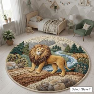 Op de afbeelding: Een ronde vloerkleed met een leeuwenontwerp. Het vloerkleed toont een leeuw in een landschap met bomen, een rivier en bergen. Het vloerkleed heeft een crèmekleurige rand en een getextureerde uitstraling. De tekst "Select Style 7" staat rechtsonder.