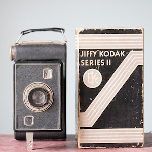 Antique Vintage 1940&#39;s Jiffy Kodak Six - 20 Series II Compact Pocket Camera with Original Box