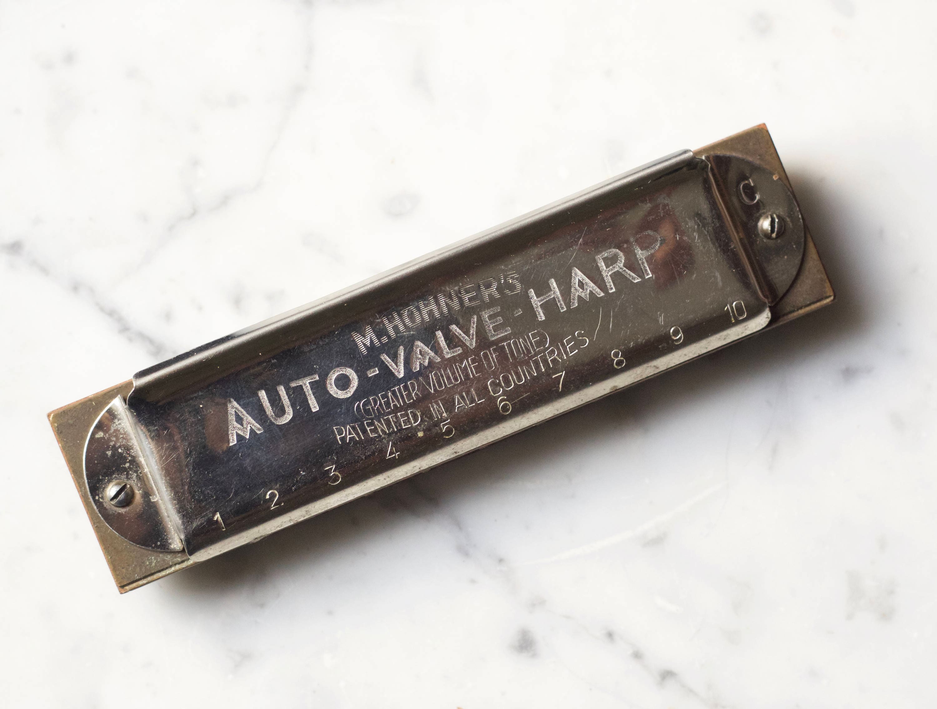Auto valve harmonica outlet