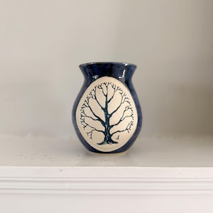 Peut inclure: Panneau en bois rustique avec l'inscription "Welcome to our home" en lettres blanches. Le panneau présente une finition vieillie et un design simple et accueillant, idéal pour la décoration de porte.