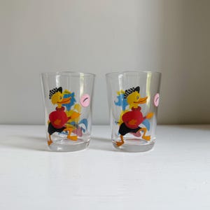 Par vintage de vasos de jugo Arcoror con personajes de dibujos animados para niños, fabricados en Francia