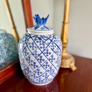 Blau-weiße Vintage Keramik Ingwerglas mit Blumengitter - Dekorative Deckelvase