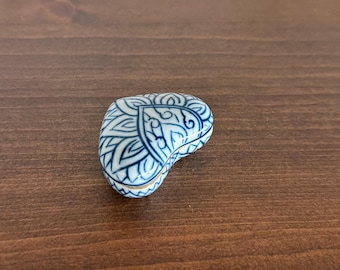ハート型小物入れ 白 青 花 陶磁器 蓋付き - Etsy 日本