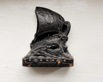 Drewniana, ręcznie rzeźbiona podpórka do książek w stylu vintage – klasyczny wzór statku (pojedynczy element)