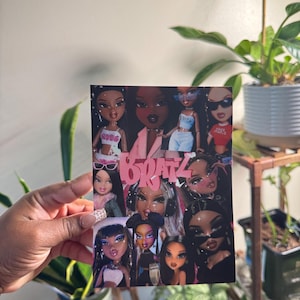 Pode incluir: Uma impressão retangular com várias bonecas Bratz em várias poses. A palavra "Bratz" é exibida em script rosa. As bonecas têm tons de pele, penteados e roupas diversos, algumas usando óculos de sol.