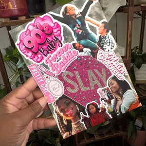 Puede incluir: Un collage con imágenes de personas y texto. El texto incluye "90s Baby Forever Baddie", "Main Character" y "SLAY". El collage tiene una combinación de colores rosa y plata con varias imágenes de personas.