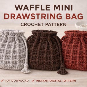Peut inclure: Trois sacs à cordon crochetés en gris, marron et rouge rouille, avec un motif gaufré. Les sacs ont des cordons de serrage et des glands. Le texte en haut indique "WAFFLE MINI DRAWSTRING BAG CROCHET PATTERN".