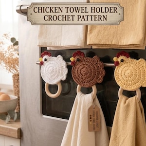 Pode incluir: Três suportes de toalha de crochê em forma de galinha nas cores branca, marrom e amarela, cada um com um anel de madeira e uma crista vermelha. O texto CHICKEN TOWEL HOLDER CROCHET PATTERN está no topo. Pendurados na alça do forno com toalhas.