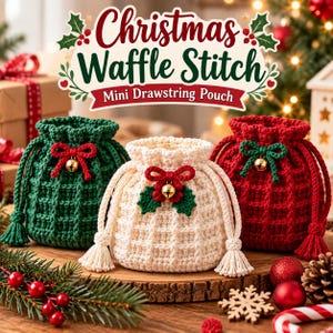 Puede incluir: Tres mini bolsas con cordón y textura de punto de gofre en verde oscuro, crema y rojo. Cada bolsa cuenta con un pequeño cascabel dorado, un lazo de ganchillo y borlas a juego. El texto Christmas Waffle Stitch Mini Drawstring Pouch aparece sobre las bolsas.