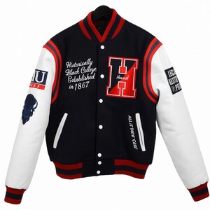 Chaqueta universitaria estilo Letterman de la Universidad de Howard - Bomber azul marino y blanco HU Pride, estilo Black College Heritage - ¡Incluye una camiseta a juego de regalo!