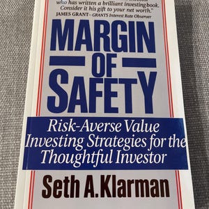 Puede incluir: Un libro titulado "Margin of Safety" de Seth A. Klarman. La portada presenta texto en azul y blanco, con el título en negrita. El subtítulo es "Risk-Averse Value Investing Strategies for the Thoughtful Investor".