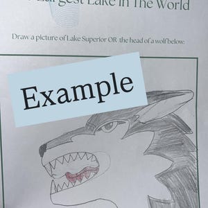 K&ouml;nnte beinhalten: Eine Arbeitsbuchseite mit dem Titel "Kapitel Acht: Der gr&ouml;&szlig;te See der Welt". Darunter eine Zeichnung eines Wolfskopfes mit dem Wort "Beispiel".