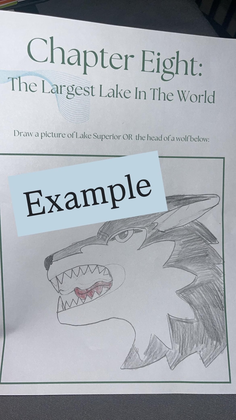 K&ouml;nnte beinhalten: Eine Arbeitsbuchseite mit dem Titel "Kapitel Acht: Der gr&ouml;&szlig;te See der Welt". Darunter eine Zeichnung eines Wolfskopfes mit dem Wort "Beispiel".