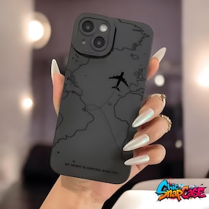 Peut inclure: Coque de téléphone noire mate avec une carte du monde et un avion. Le texte "MY HEART IS BEATING WITH YOU" est visible en bas. Conçu pour un appareil photo Pro.