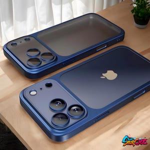 Könnte beinhalten: Zwei blaue iPhone-Hüllen mit durchsichtigem Rücken und Kameraschutz. Die Hüllen haben einen dunkelblauen Rahmen und eine matte Rückseite. Eine Hülle hat das Apple-Logo. Das SnapCase-Logo befindet sich unten rechts.