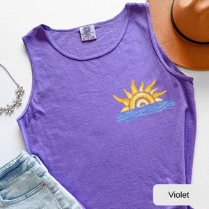 Sommarlinne i komfortfärger, skjorta med kustsolsken, sommarsemesterlinne, retro minimalistisk grafisk skjorta, sött linne för kvinnor