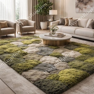 Puede incluir: Una alfombra grande y texturizada con un diseño de patchwork en tonos verdes, grises y beige domina la sala de estar. La alfombra está colocada sobre una alfombra beige más clara, con un sofá blanco, sillones y una mesa de centro redonda.