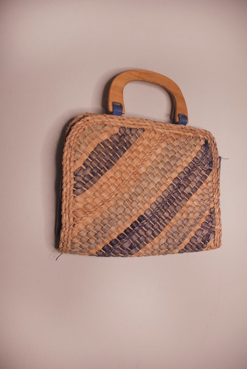 Vintage Clothing, 80s Woven Straw Clutch, Wooden-Handle Clutch, Striped Straw Handbag, Vintage 1980s Woven Blue and Brown Striped Clutch image 5